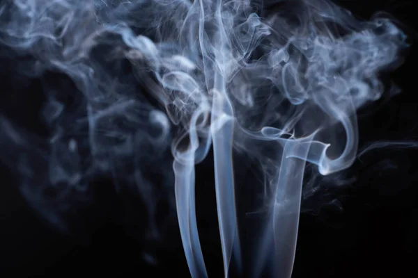 Branco que flui fumaça no fundo preto — Fotografia de Stock