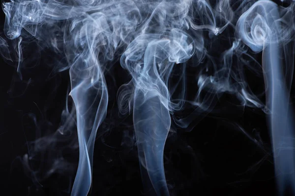 Branco nuvem de fumaça fluindo no fundo preto — Fotografia de Stock