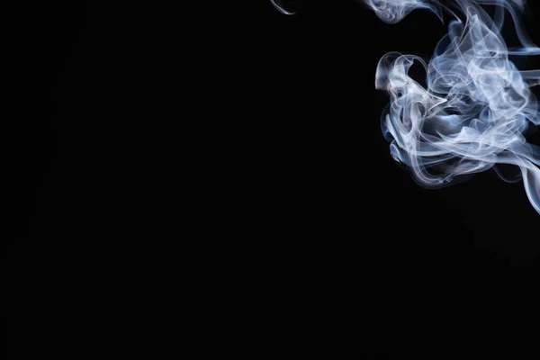 Branco nuvem de fumaça fluindo no fundo preto com espaço de cópia — Fotografia de Stock