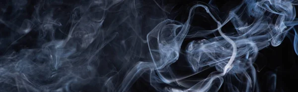 Nuage de fumée blanc sur fond noir, panoramique — Photo de stock