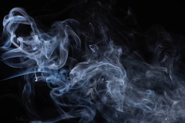 Weiße fließende Rauchwolke auf schwarzem Hintergrund — Stockfoto