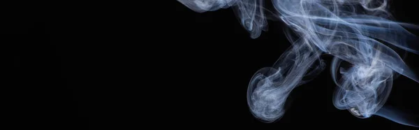 Nube de humo de flujo blanco sobre fondo negro con espacio de copia, plano panorámico - foto de stock