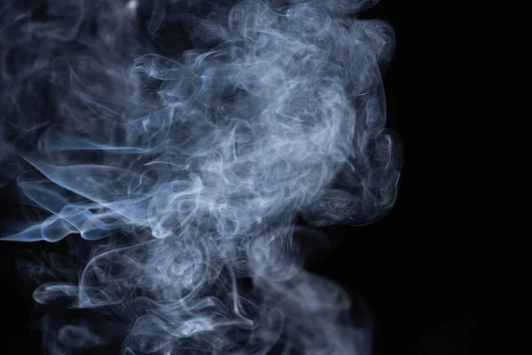 Branco nuvem de fumaça fluindo no fundo preto — Fotografia de Stock