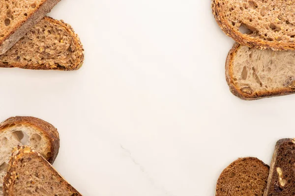 Draufsicht auf frische Vollkornbrotscheiben auf weißem Hintergrund mit Kopierfläche — Stockfoto