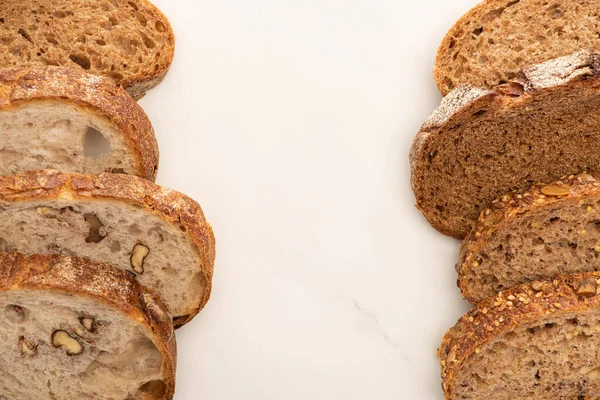 Vista superior de fatias de pão de trigo integral fresco no fundo branco com espaço de cópia — Fotografia de Stock