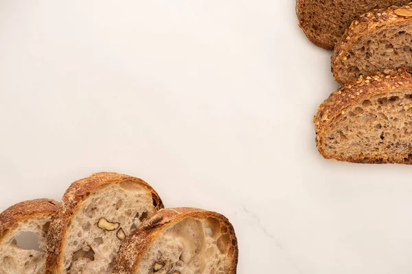 Draufsicht auf frische Vollkornbrotscheiben auf weißem Hintergrund mit Kopierfläche — Stockfoto