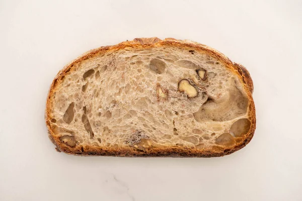 Vista superior de fatia de pão de trigo integral fresco no fundo branco — Fotografia de Stock