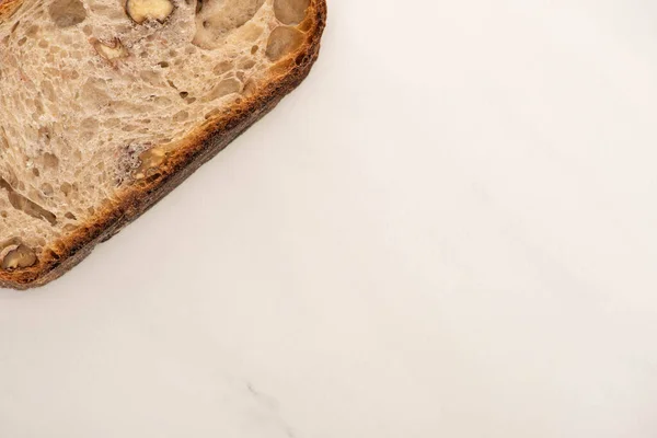 Draufsicht auf frische Vollkornbrotscheibe auf weißem Hintergrund mit Kopierfläche — Stockfoto