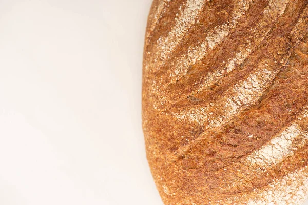 Vista superior de pão fresco no fundo branco com espaço de cópia — Fotografia de Stock