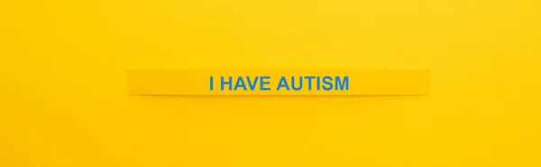 Tiro panorâmico de pulseira com eu tenho inscrição autismo isolado no amarelo — Fotografia de Stock