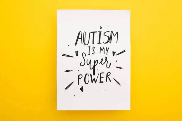 Vista superior da folha de papel com autismo é a minha inscrição super poder no amarelo — Fotografia de Stock