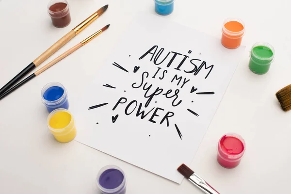 Farben, Pinsel und Karte mit Autismus ist mein Superpower Schriftzug auf Weiß — Stockfoto