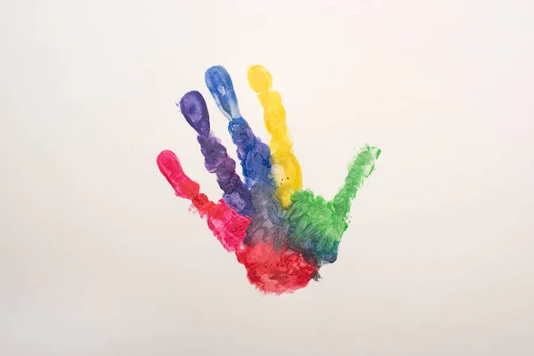 Vista superior de la huella de mano colorida en blanco para el Día Mundial de la Concientización sobre el Autismo - foto de stock
