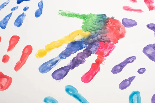 Blick von oben auf bunte Handabdrücke auf Weiß zum Welt-Autismus-Tag — Stockfoto