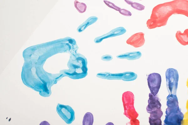 Vista superior de huellas de manos coloridas en blanco para el Día Mundial de la Concientización sobre el Autismo - foto de stock
