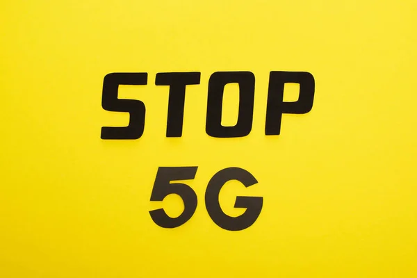 Верхний вид остановки 5g буквы на желтом фоне — стоковое фото