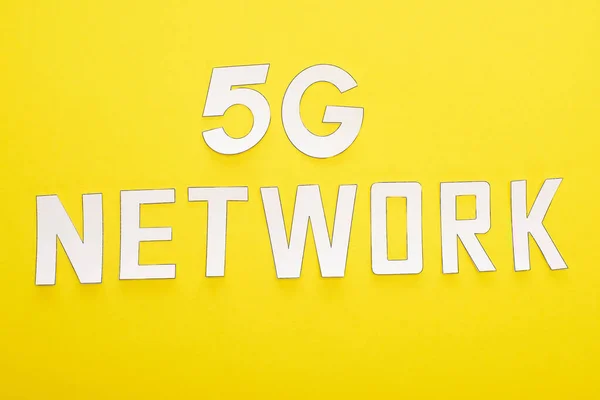 Вид сверху на белый 5g сетевой надписи на желтом фоне — стоковое фото