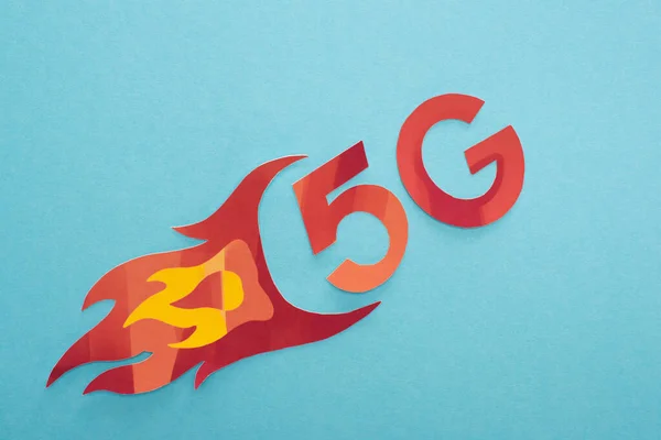 Vue de dessus de 5g rouge avec lettrage flamme sur fond bleu — Photo de stock