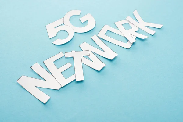 Branco 5g rede lettering no fundo azul — Fotografia de Stock