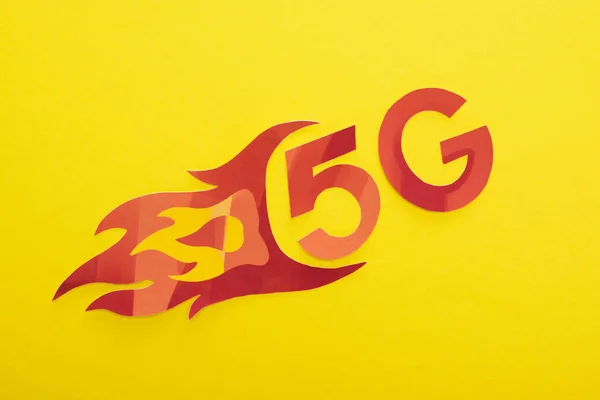 Вид зверху на червоний 5g з написом полум'я на жовтому фоні — стокове фото