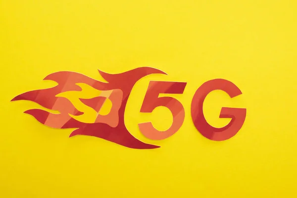 Вид зверху на червоний 5g з написом полум'я на жовтому фоні — стокове фото