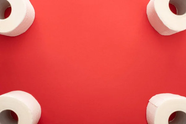 Visão superior de rolos de papel higiênico branco no fundo vermelho com espaço de cópia — Fotografia de Stock