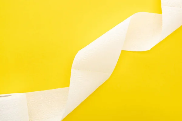 Vue du dessus du rouleau de papier toilette blanc sur fond jaune — Photo de stock