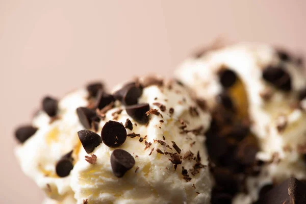 Enfoque selectivo de helado con chips de chocolate sobre fondo beige - foto de stock
