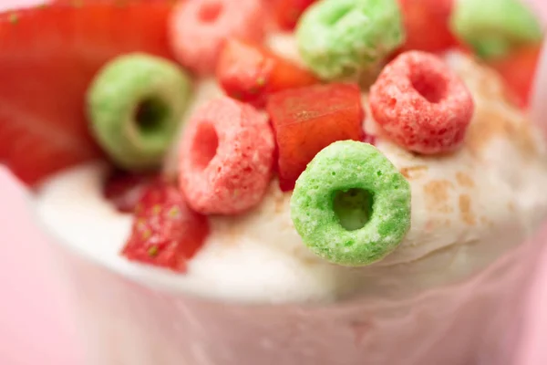Selective focus of strawberry milkshake with ice cream and colorful candies — Stock Photo