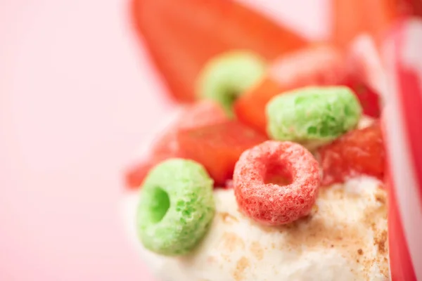 Foco seletivo do milkshake de morango com sorvete e doces coloridos no fundo rosa — Fotografia de Stock