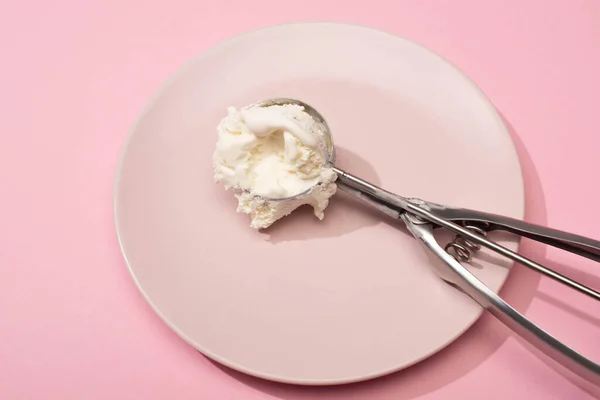 Vista de alto ângulo de colher com sorvete na placa em rosa — Fotografia de Stock