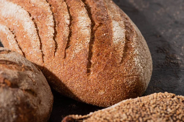 Vista da vicino del pane integrale marrone appena sfornato — Foto stock