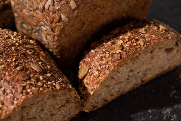 Vue rapprochée du pain brun à grains entiers frais cuit au four — Photo de stock