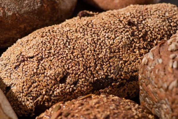 Vista de cerca del pan integral de grano entero recién horneado - foto de stock