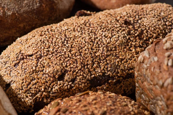 Vista da vicino del pane integrale marrone appena sfornato — Foto stock