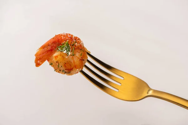 Gamberetti fritti su carta pergamena con salsa e lime vicino a posate dorate su sfondo bianco — Foto stock