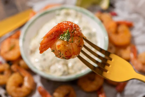 Selective focus of fried shrimp on golden fork — Stock Photo