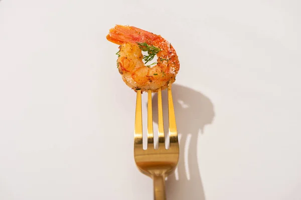 Vue de dessus de crevettes frites sur fourchette dorée sur fond blanc — Photo de stock