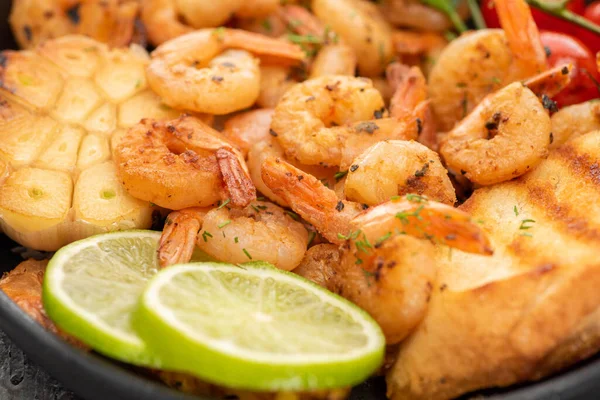 Close up view of fried shrimps with lime — Stock Photo