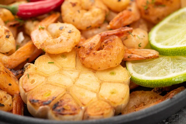 Close up view of fried shrimps with corn and lime — Stock Photo