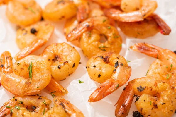 Vue rapprochée des crevettes frites sur papier parchemin blanc — Photo de stock