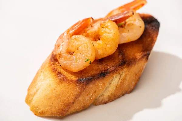 Vue rapprochée de la canape avec pain grillé et crevettes frites sur fond blanc — Photo de stock
