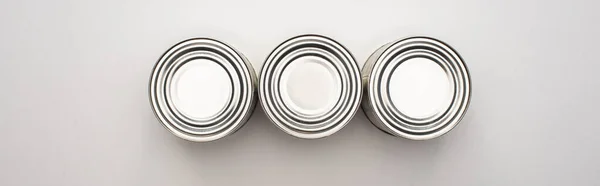 Flat lay com latas de prata sobre fundo branco, conceito de doação de alimentos — Fotografia de Stock