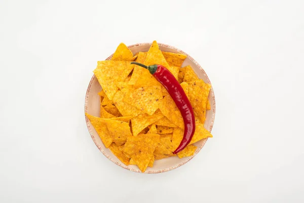 Ansicht von Mais-Nachos mit roter Chilischote auf weißem Hintergrund — Stockfoto