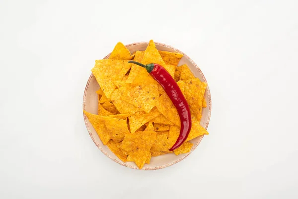 Vista dall'alto dei nachos di mais con peperoncino rosso su sfondo bianco — Foto stock