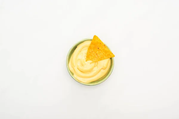 Vista superior de nachos de milho com molho de queijo no fundo branco — Fotografia de Stock