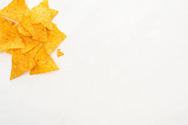 Vista superior de nachos de maíz sobre fondo blanco - foto de stock