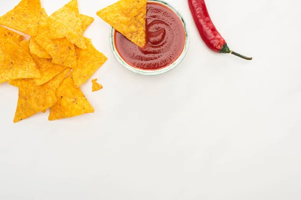 Vista superior de nachos de maíz con chile, ketchup sobre fondo blanco — Stock Photo