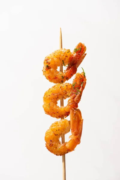 Vista de cerca de las gambas fritas sabrosas en pincho sobre fondo blanco - foto de stock