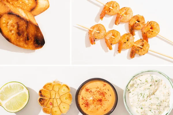 Collage köstlicher gebratener Garnelen auf Spießen mit gegrilltem Brot, Knoblauch, Limette und Soßen auf weißem Hintergrund — Stockfoto